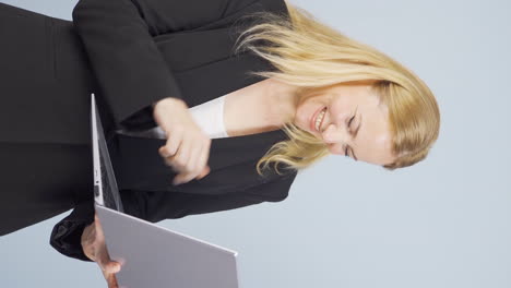 Vertikales-Video-Einer-Geschäftsfrau,-Die-Aufgeregt-Auf-Ihren-Laptop-Schaut.